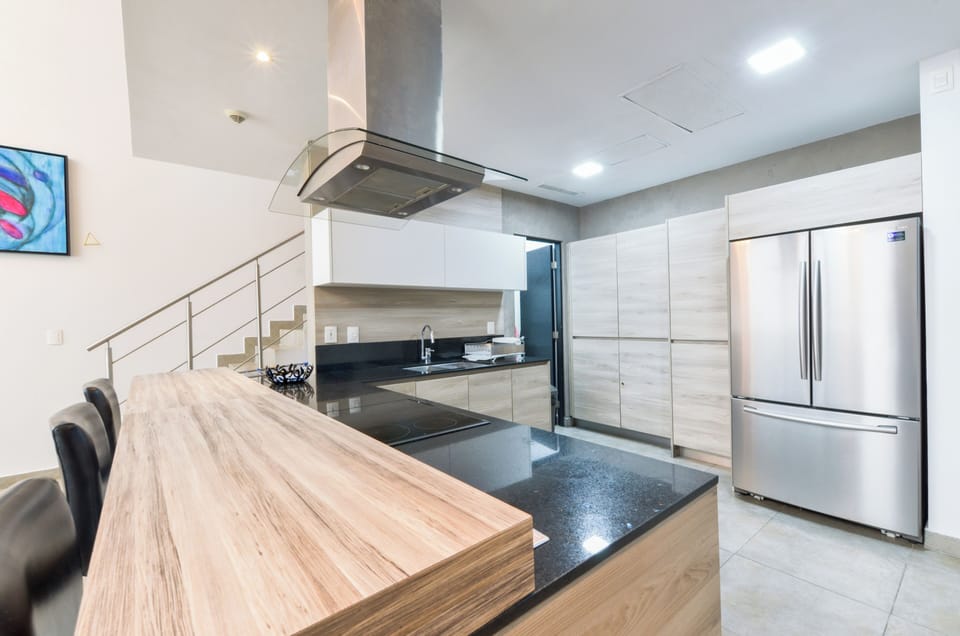Premium Suite | Private kitchen | Full-size fridge, microwave, oven, blender