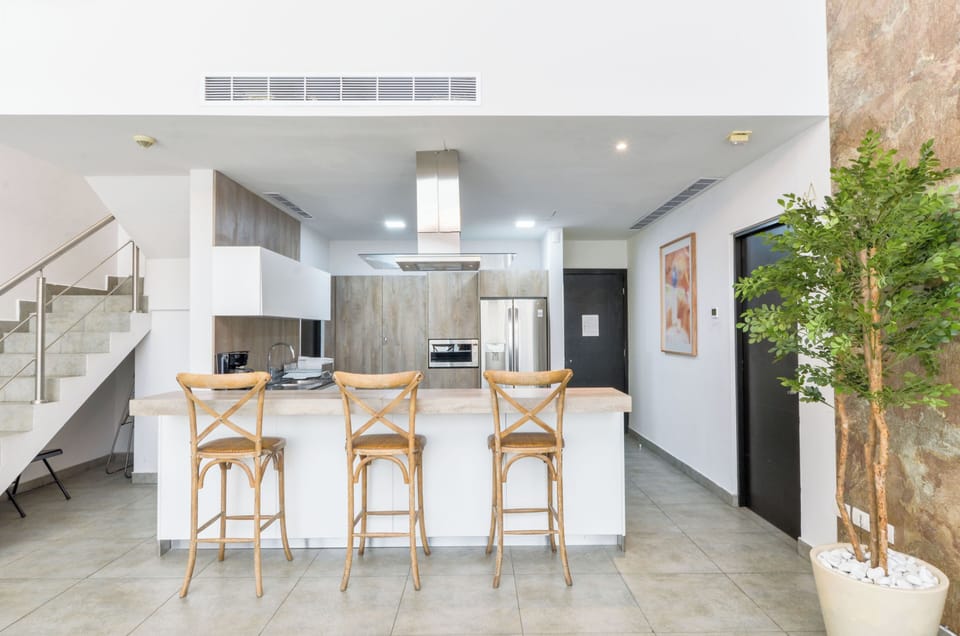 Luxury Suite | Private kitchen | Full-size fridge, microwave, oven, blender