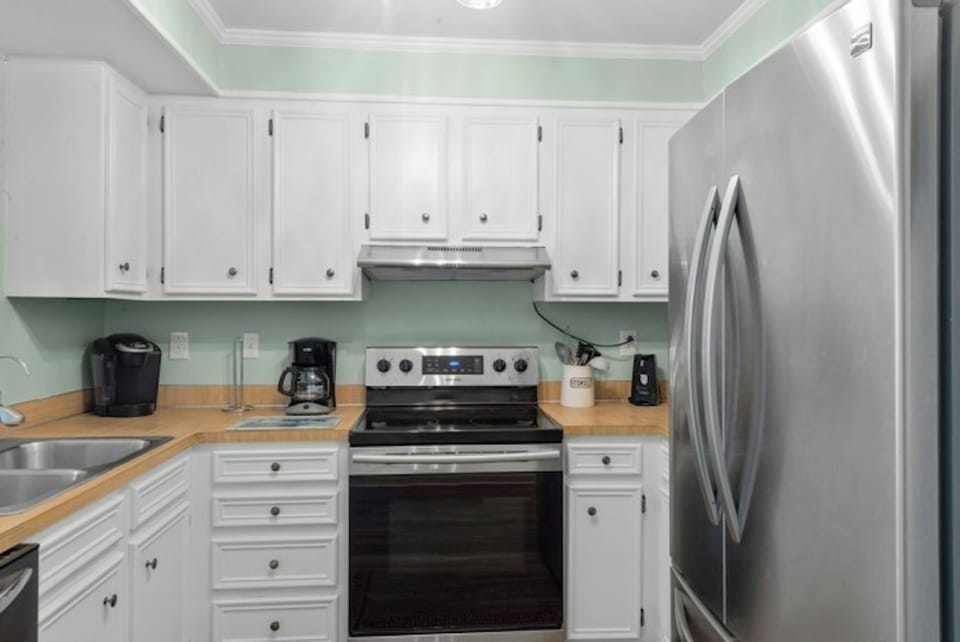 All modern appliances to make meal preparation a breeze.