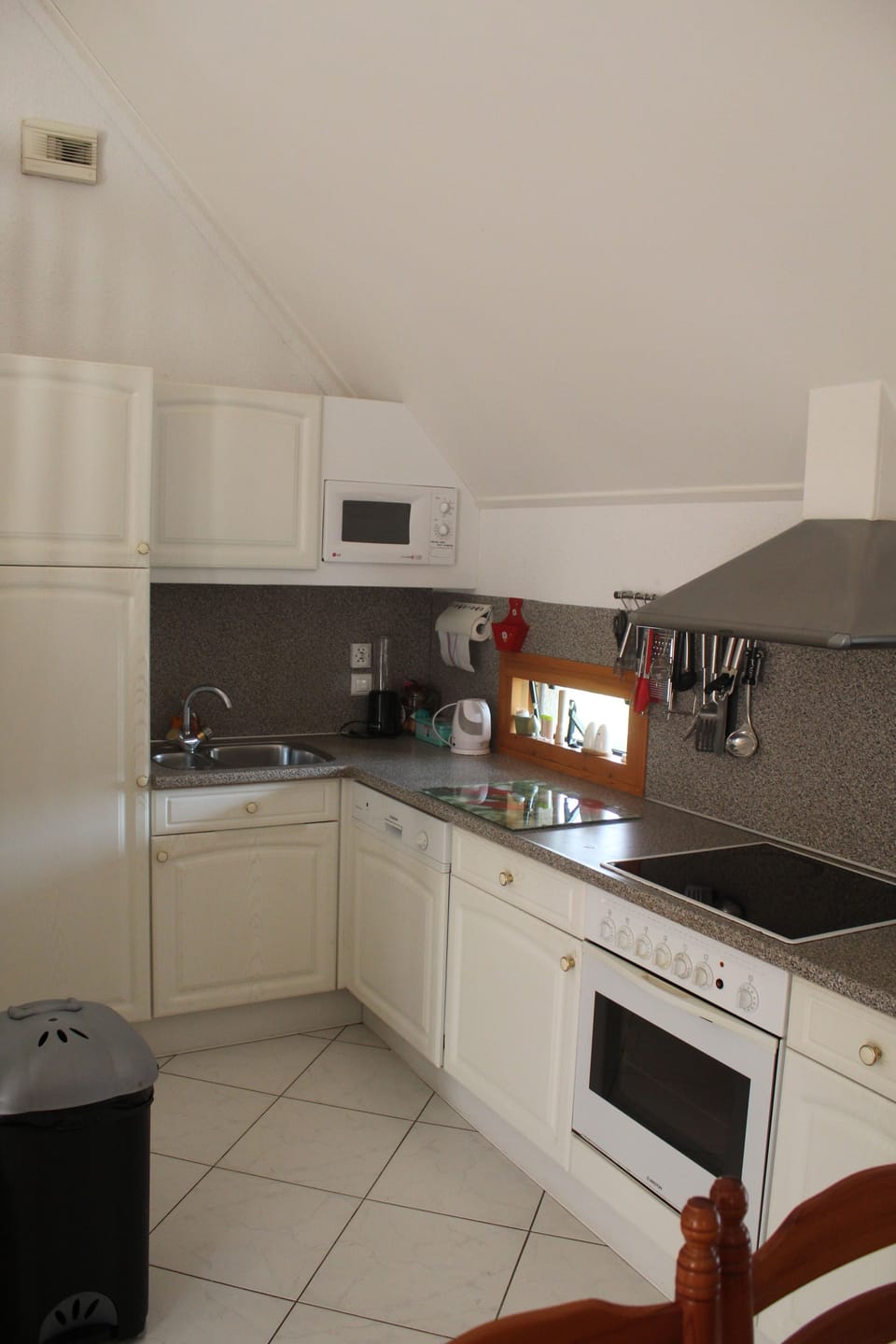 Comfort Villa, 2 Bedrooms | Private kitchen | Stovetop, dishwasher, coffee/tea maker, electric kettle