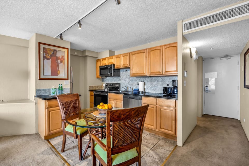 Open kitchen layout designed for easy vacation living KS-736