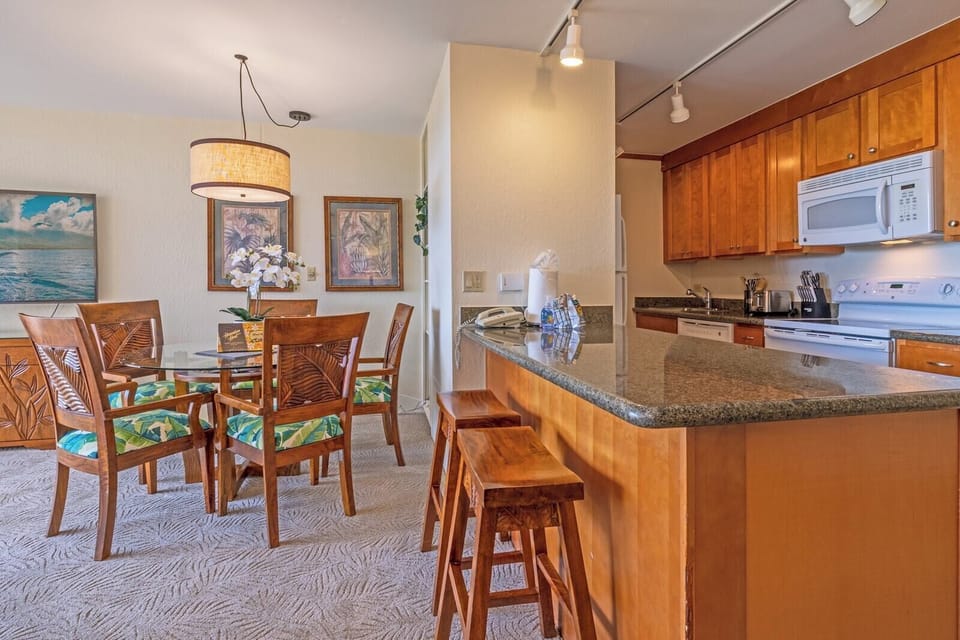 Bright with palm-patterned cushions and golden tones, this space sets the stage for joyful bites and breezy laughs     KS-535