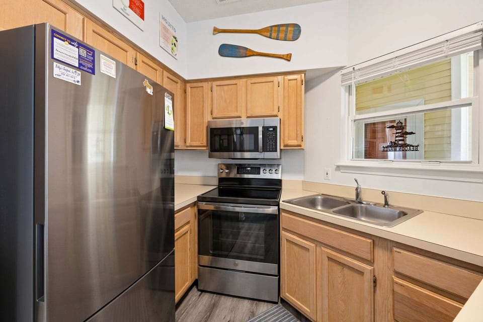 The fully equipped kitchen offers everything you need to prepare meals during your stay, with ample counter space and modern appliances.