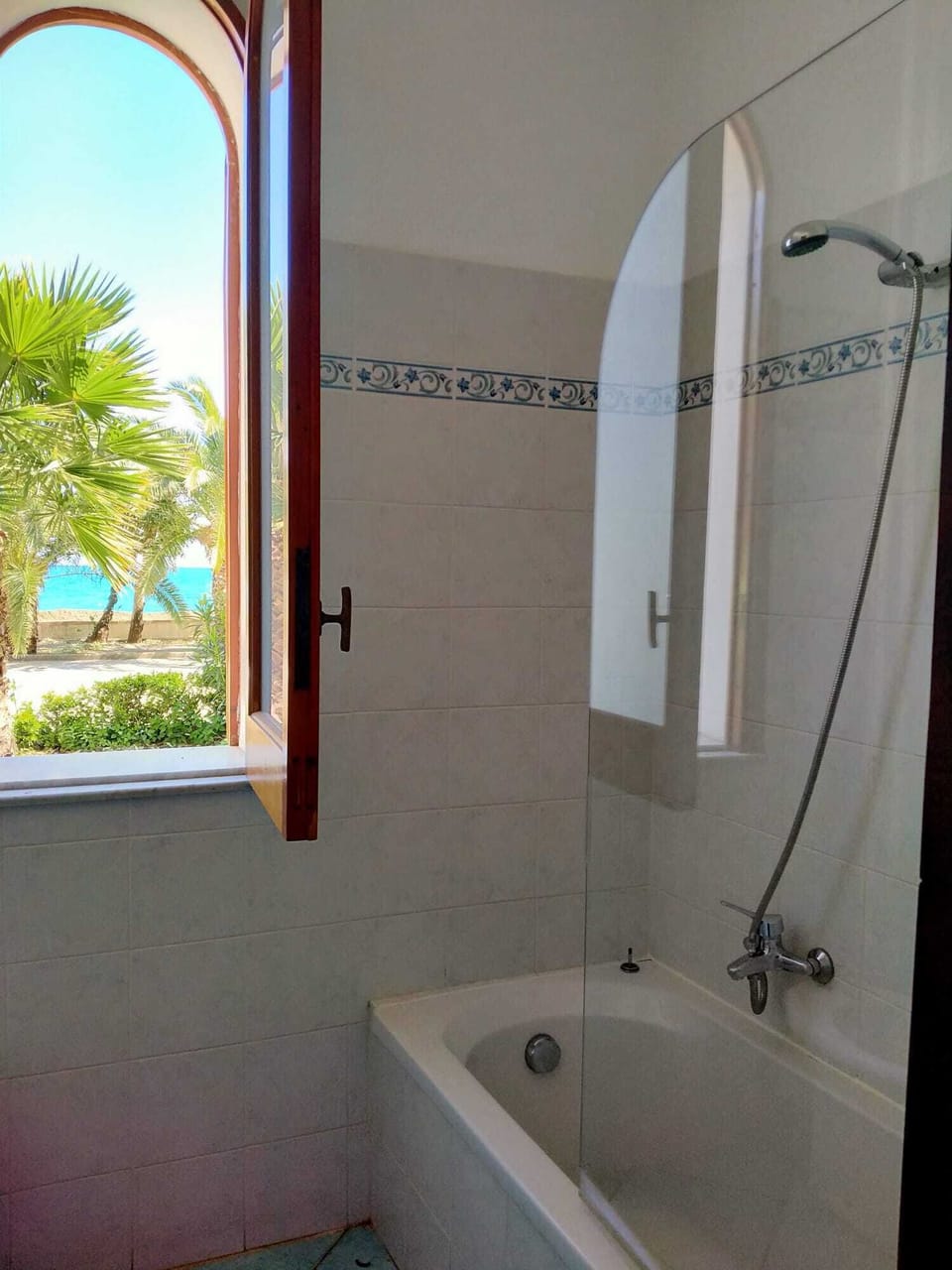 Standard Quadruple Room, Ground Floor | Bathroom | Combined shower/tub, free toiletries, bidet, towels