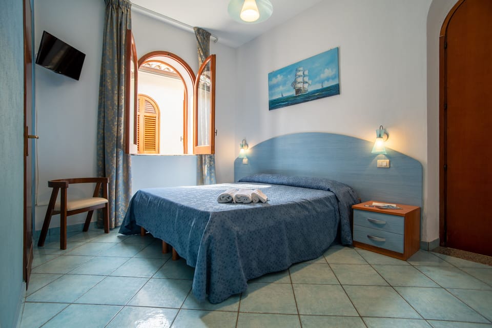 Standard Room, Ground Floor | Desk, bed sheets