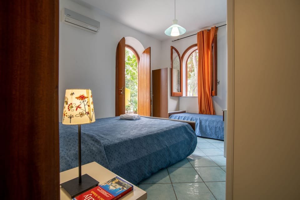 Triple Room | Desk, bed sheets