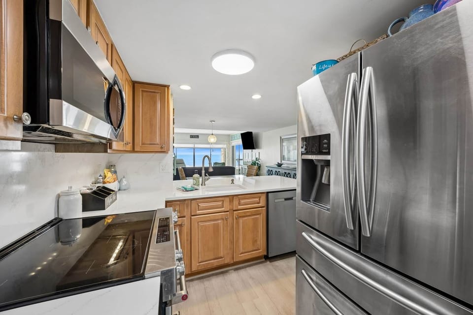 C121 Surf & Racquet - Full Kitchen 4