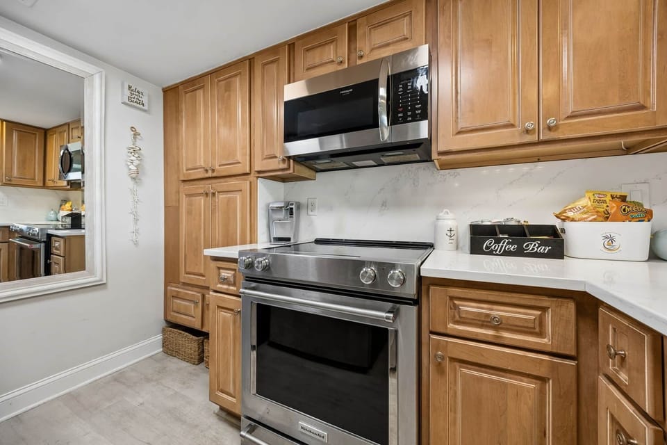 C121 Surf & Racquet - Full Kitchen 3