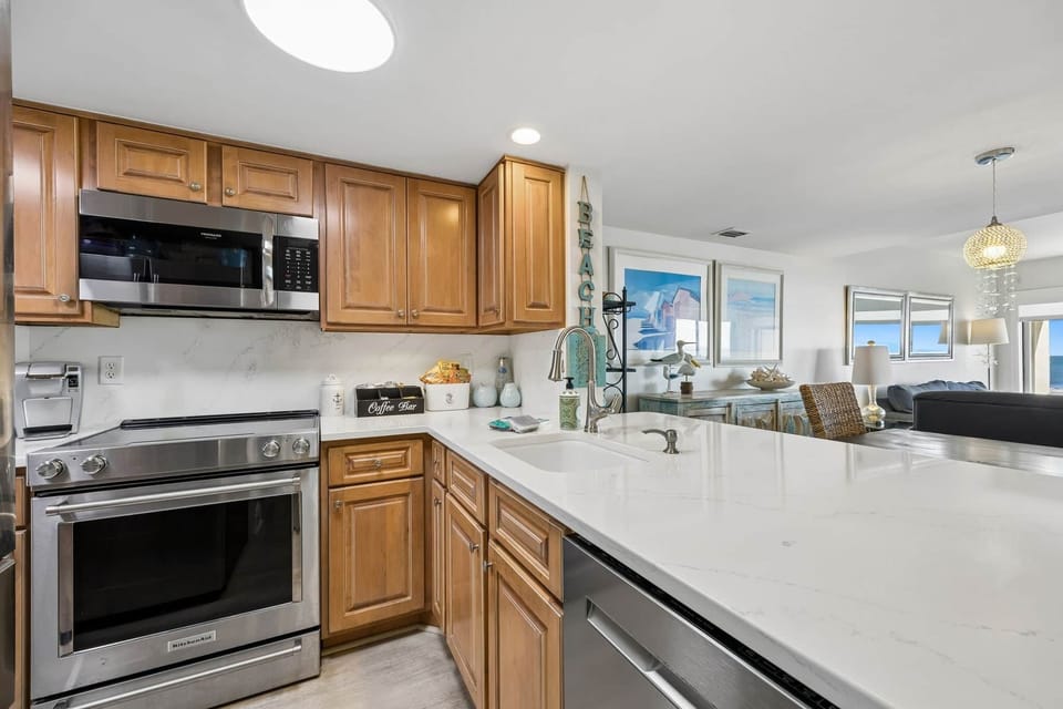 C121 Surf & Racquet - Full Kitchen 1