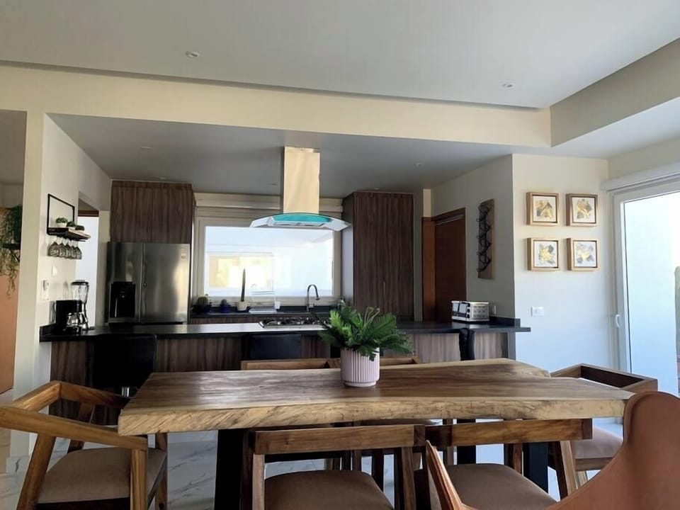 Comedor para 6 personas y cocina equipada