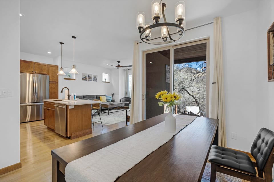 Dining Area
•Adjacent to patio/kitchen/living