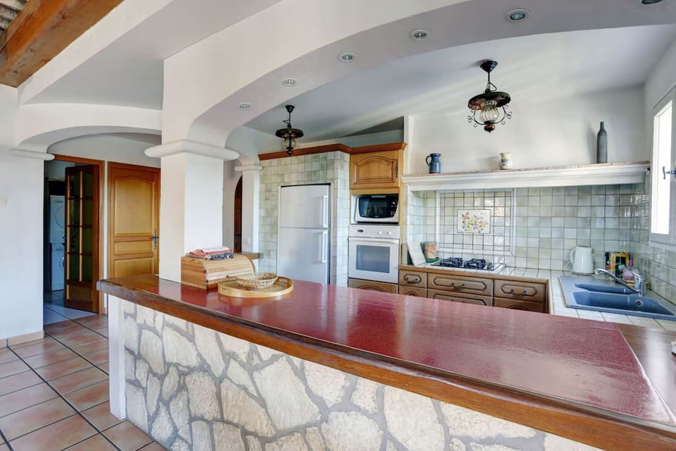 vue cuisine depuis la salle à manger