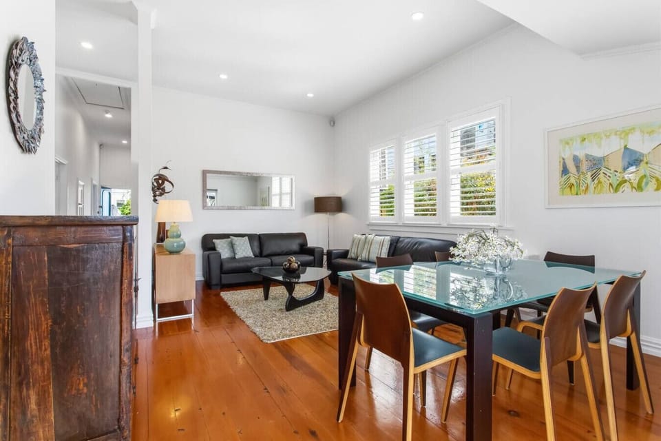 Open plan dining area and second lounge