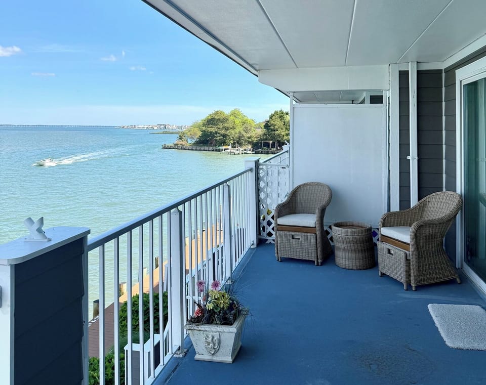 Spectacular Panoramic Bay View from the Comfort of the Balcony