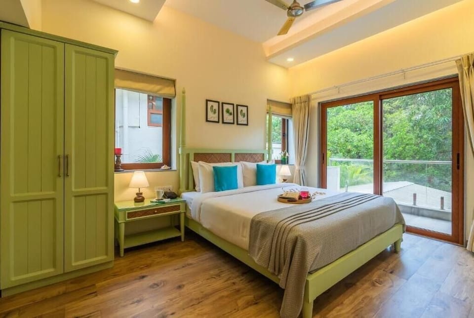 Luxury Villa, Balcony, Pool View | Desk, iron/ironing board, WiFi (free)