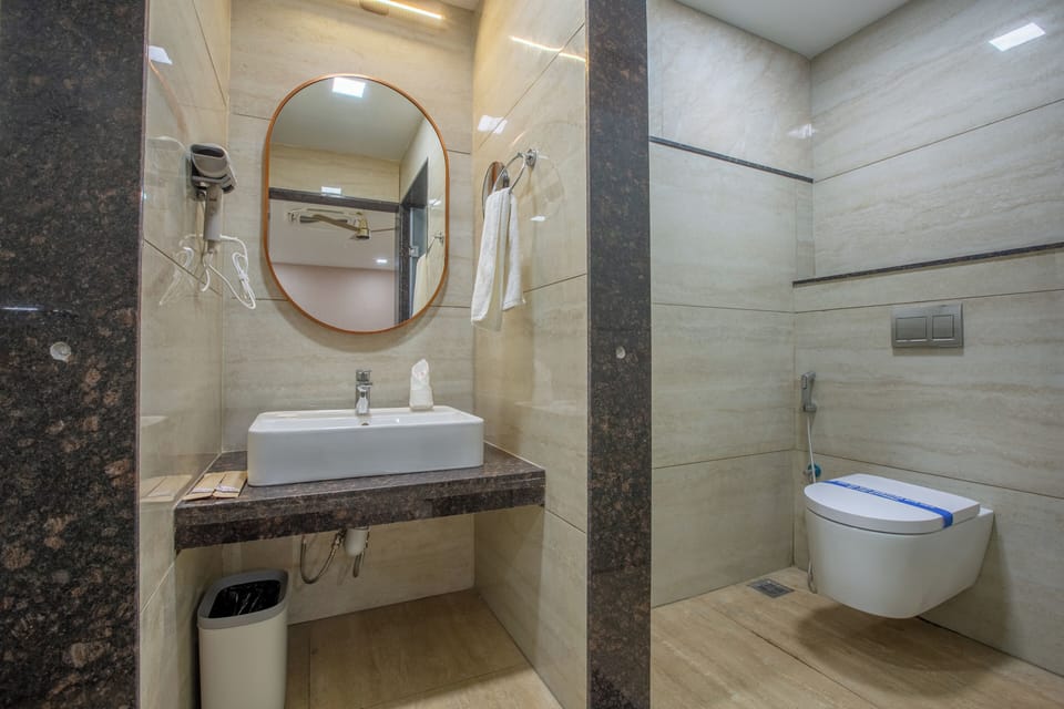 Deluxe Room | Bathroom | Shower, towels