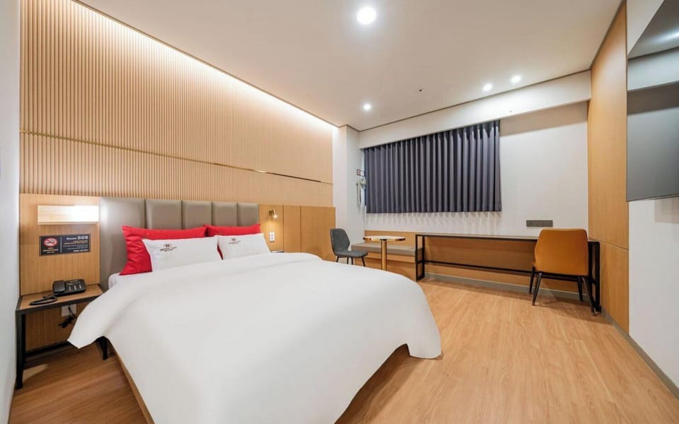 Special Offer-Business Deluxe (5F), No Parking | Premium bedding, memory foam beds, desk, free WiFi