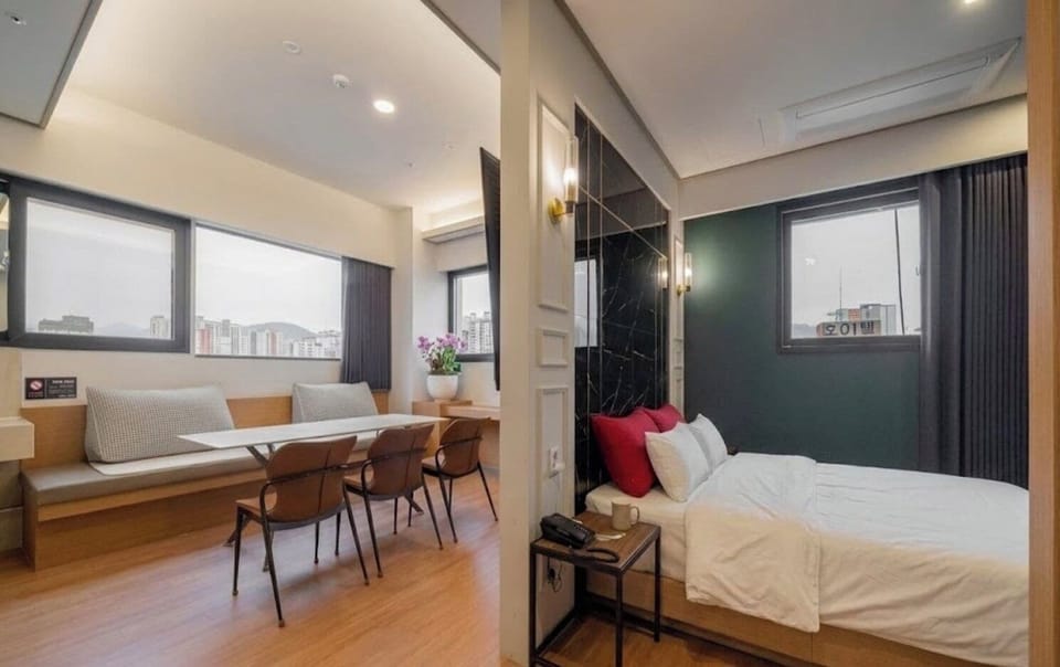 Special Offer-Suite Cinema (5F), No Parking | Premium bedding, memory foam beds, desk, free WiFi
