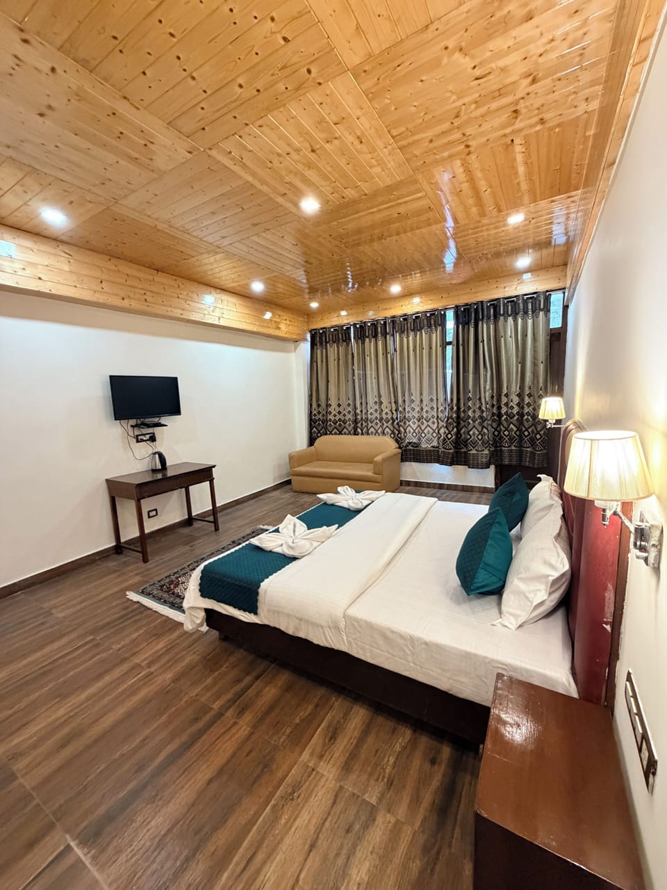 Deluxe Room | Desk, laptop workspace, free WiFi