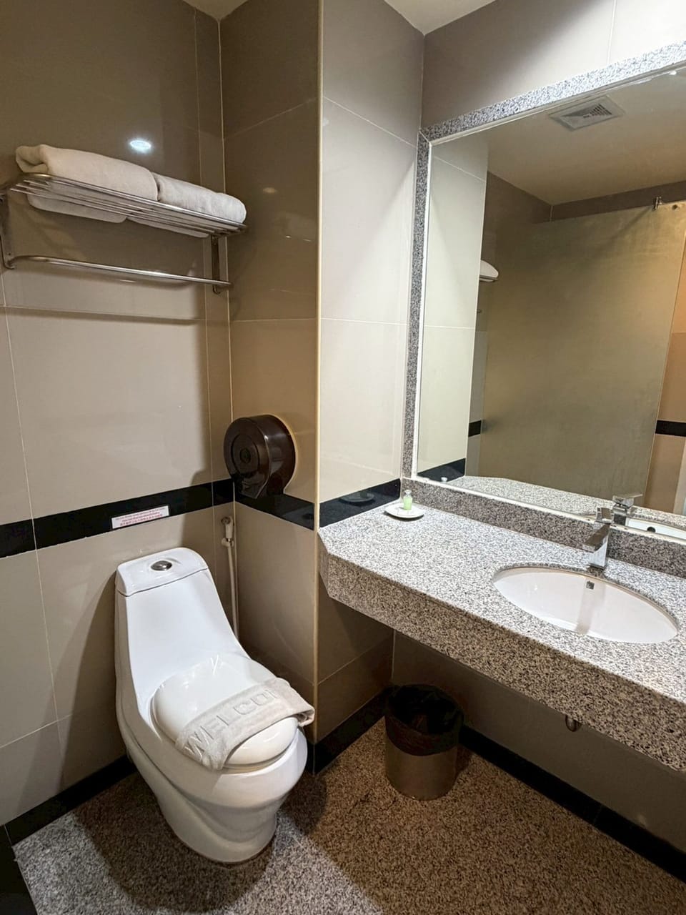 Superior Double Room | Bathroom | Shower, free toiletries, hair dryer, bidet