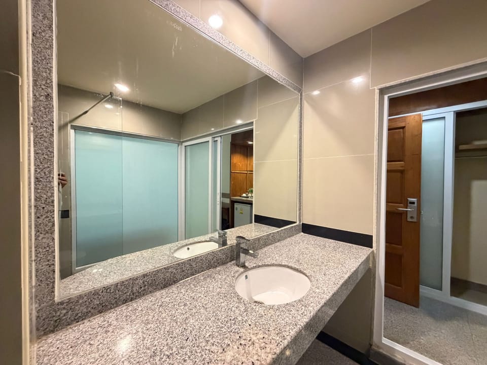 Deluxe Twin Room, City View | Bathroom | Shower, free toiletries, hair dryer, bidet
