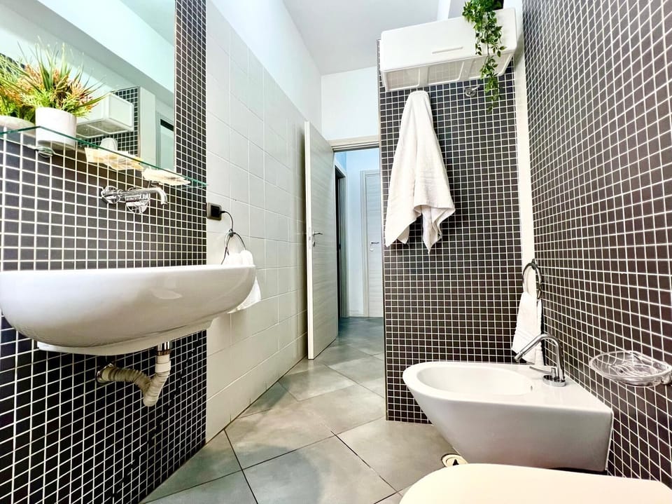 Standard Quadruple Room | Bathroom | Shower, free toiletries, hair dryer, towels