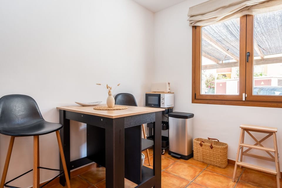 Perfect for quick breakfasts or light snacks, this convenient dining corner comes equipped with a microwave and toaster right at your fingertips.