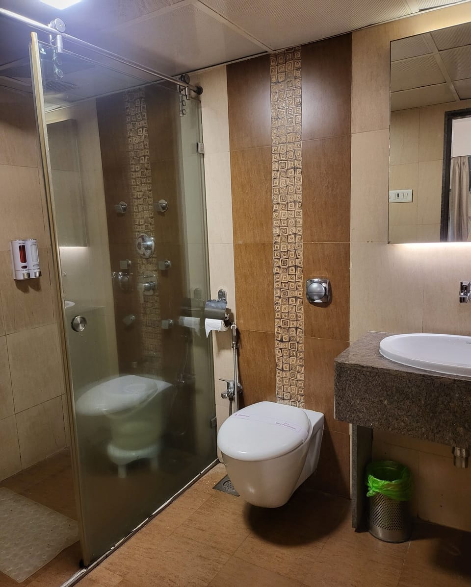 Family Room | Bathroom | Combined shower/tub, rainfall showerhead, free toiletries, hair dryer
