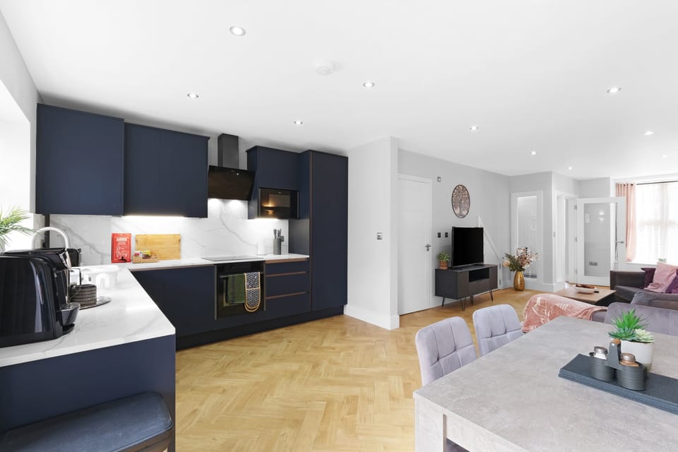 Standard Room | Private kitchen | Fridge, microwave, oven, stovetop