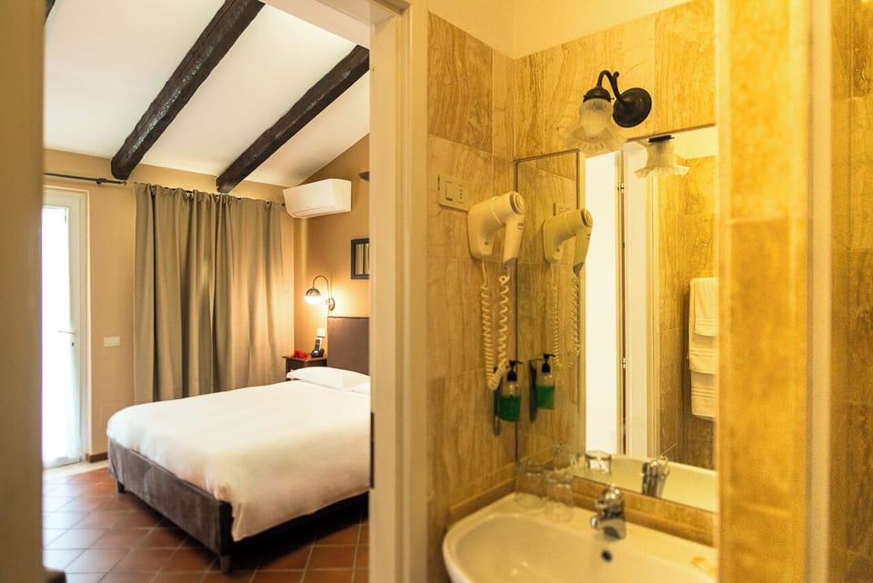 Classic Double Room | Bathroom