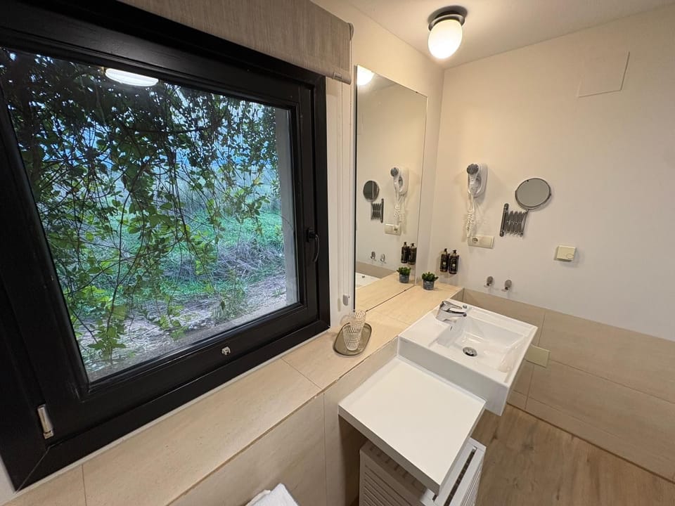 Presidential Villa, Garden View | Bathroom | Shower, hair dryer, towels, soap
