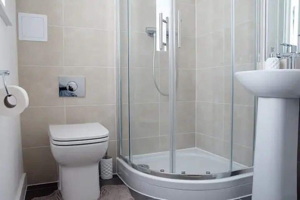 Near Dlr Station-family-sleeps 4-pets-parking Apartment in London
