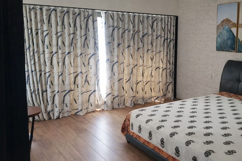 Royal Cottage | In-room safe, blackout drapes, iron/ironing board, free WiFi