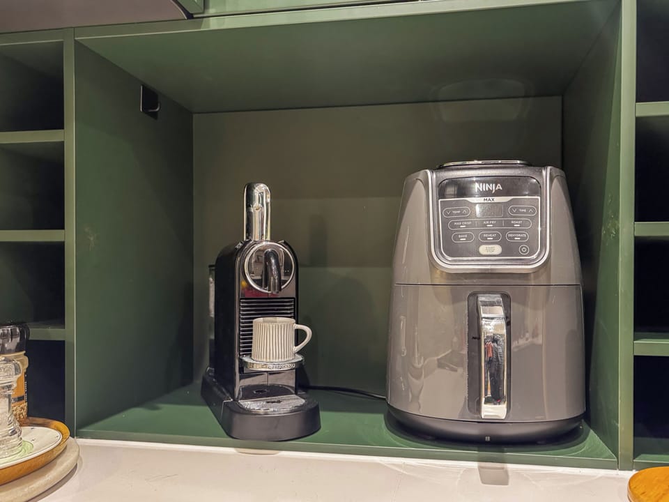 Thoughtful kitchen extras include a coffee machine and air fryer, making it easy to enjoy slow mornings, quick lunches, and cosy evenings in.