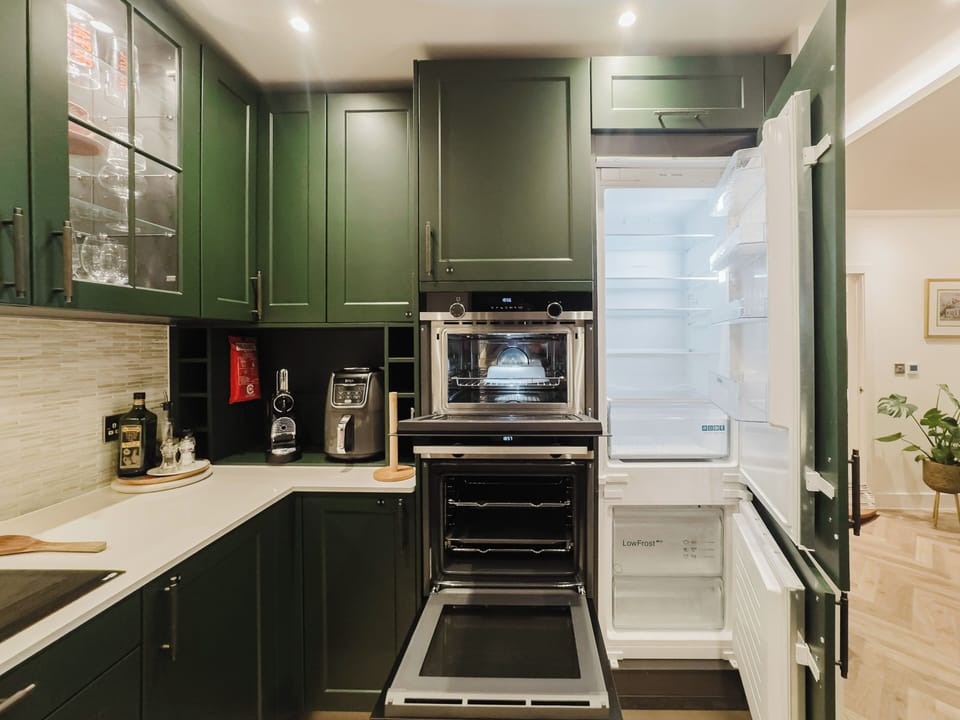 Fully equipped kitchen with integrated fridge freezer, double ovens and premium appliances, ideal for everything from quick breakfasts to longer stays.