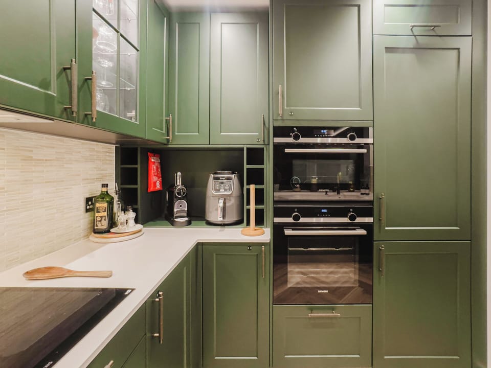 Well-equipped modern kitchen with integrated ovens, induction hob, coffee machine and quality appliances for easy, stress-free dining at home.