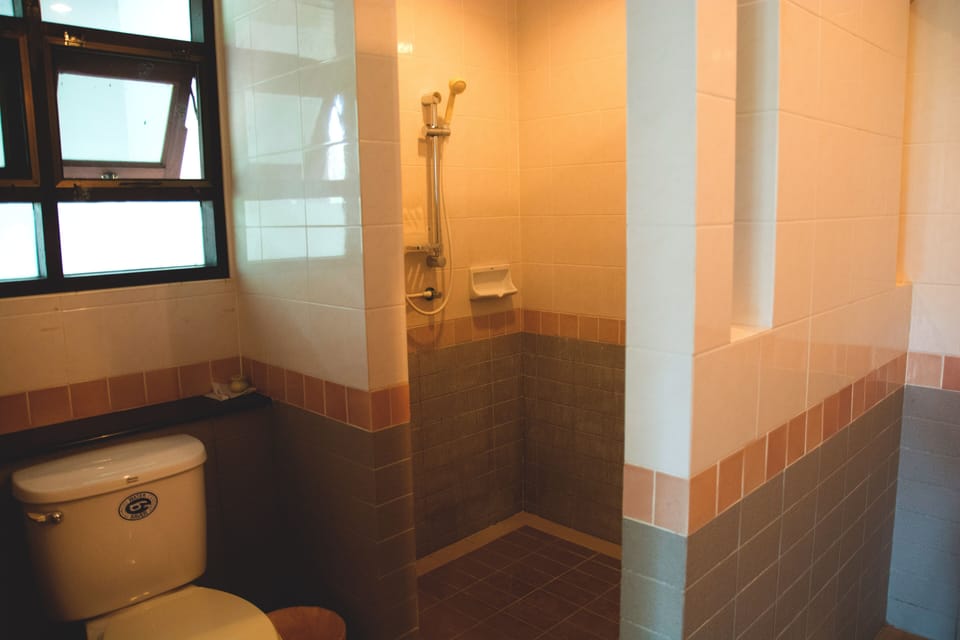 Family House | Bathroom | Shower, free toiletries, towels