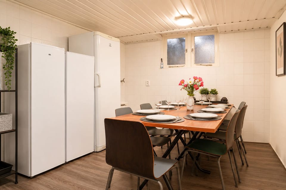 A simple dining space made for slow conversations, shared meals, and moments that feel like home. Perfect for family dinners or catching up with friends.