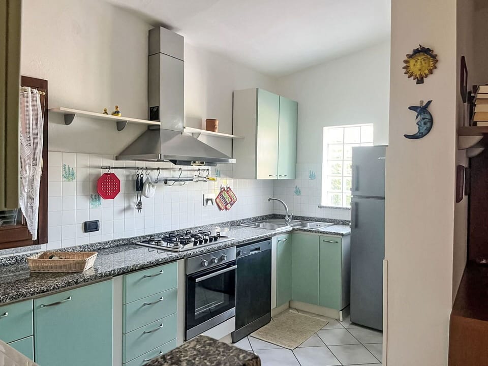 Kitchen, Kitchen Appliance, Major Appliance, Countertop, Flooring, Kitchen Stove, Interior Design, Cabinetry, Stove, Gas Stove