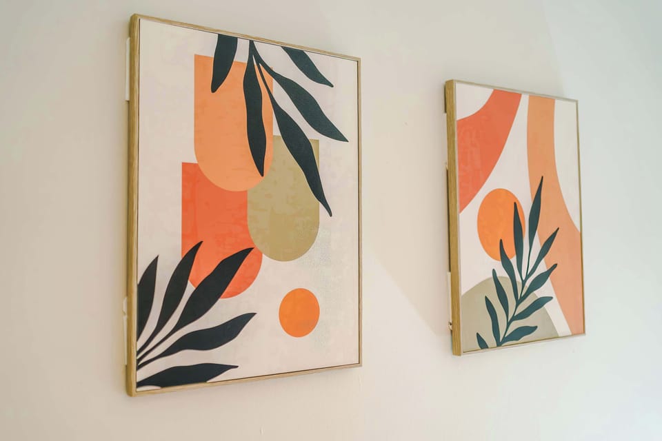 Artistic Retreat: Bright, modern wall art adds a splash of creativity to your stay in Timperley!