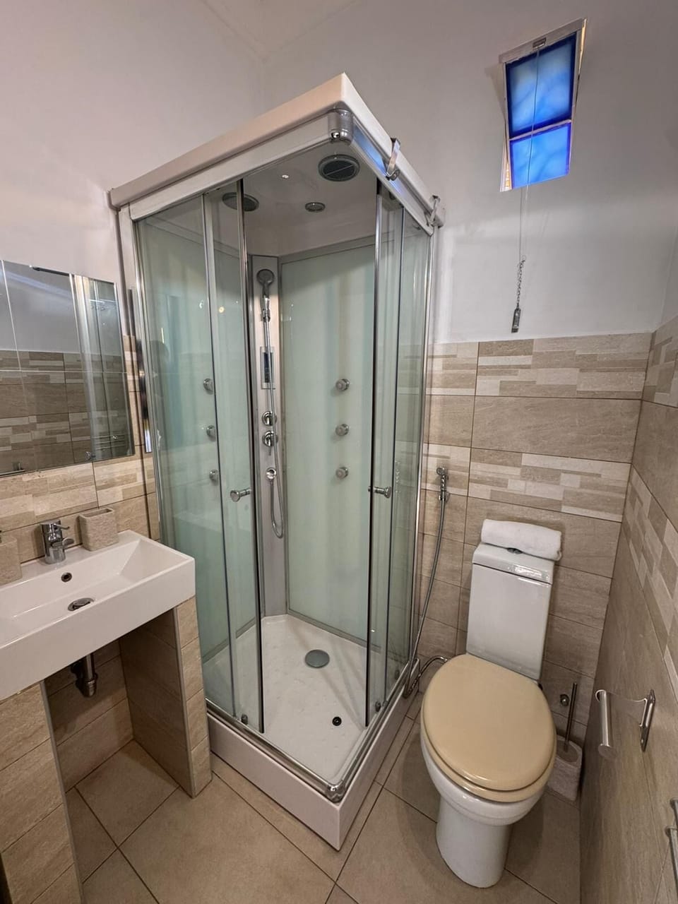 Triple Room | Bathroom | Shower, rainfall showerhead, hair dryer, towels