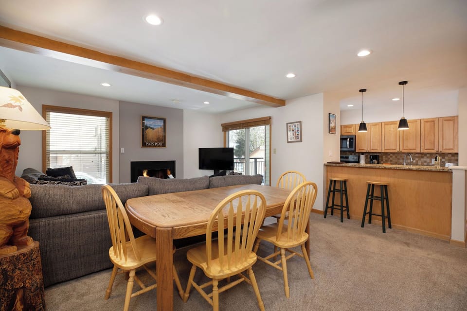 Dining room seating for 6 - have a meal together after a day out exploring!