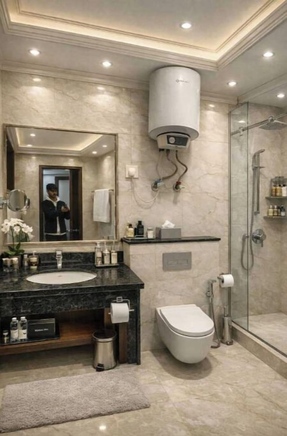 Shower, hair dryer, bidet, towels