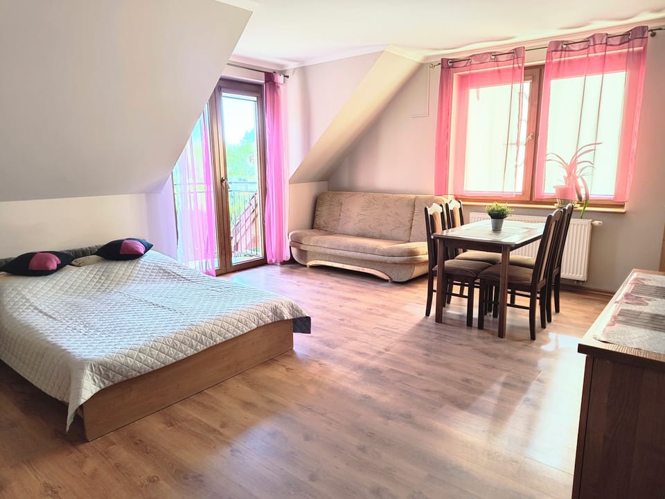 Family Studio Suite, Balcony, Garden View | Living area