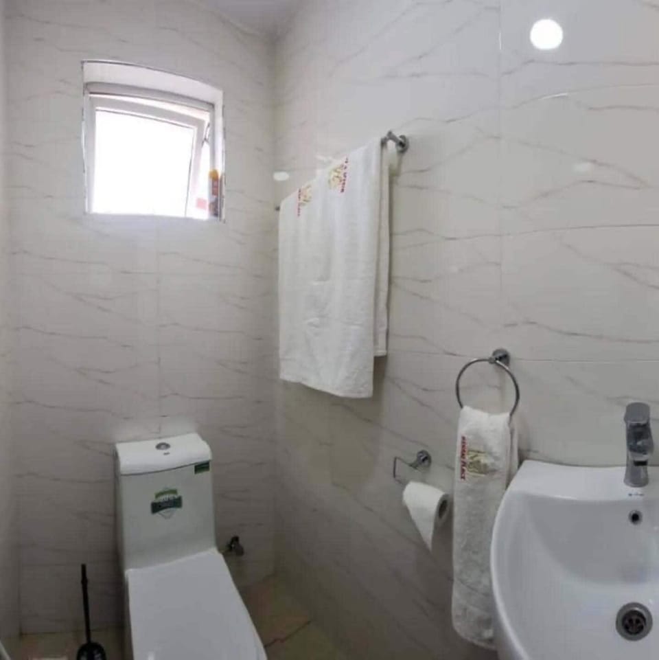 Deluxe Single Room | Bathroom | Shower, slippers, towels, soap