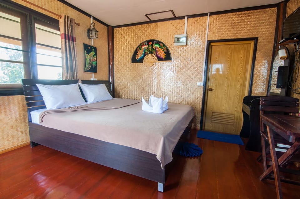 Fan Bungalow | Free WiFi, bed sheets