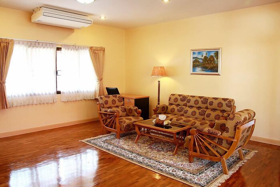 Deluxe Suite, 1 Double Bed | Living room