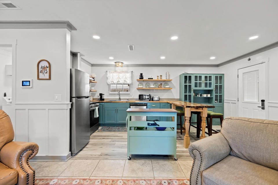 House, 2 Bedrooms, Pets Allowed | Private kitchen | Full-size fridge, microwave, oven, stovetop