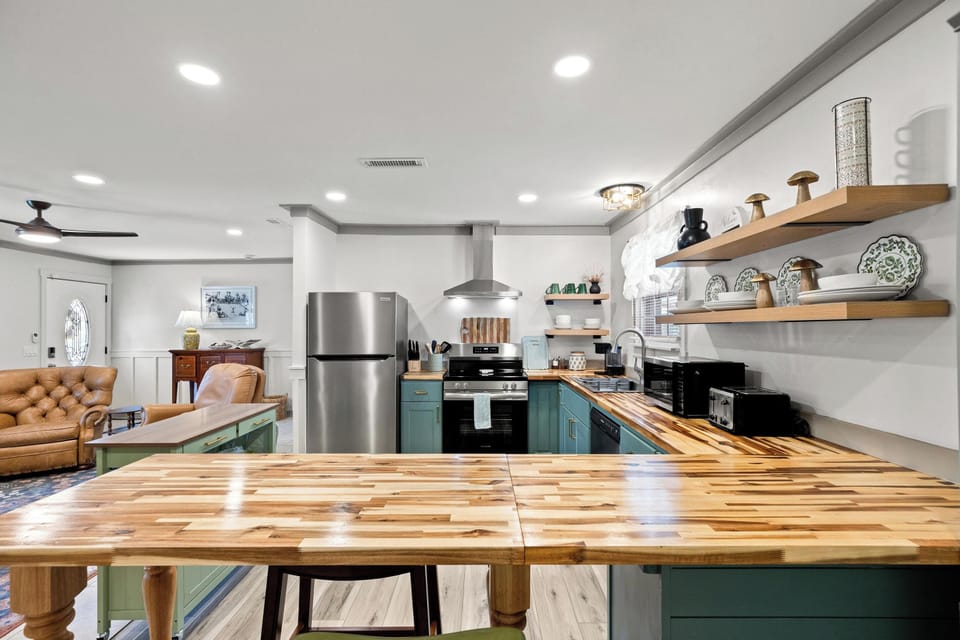 House, 2 Bedrooms, Pets Allowed | Private kitchen | Full-size fridge, microwave, oven, stovetop