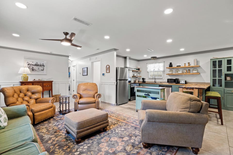 House, 2 Bedrooms, Pets Allowed | Living area | 55-inch Smart TV with digital channels, Netflix, Hulu